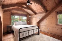 Shenandoah Log Cabin *Hot Tub Indoor Fireplace* - Boutique