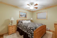 Summit Condo 201A - Recently Renovated, Great Views, Close to Village! - 3-Star