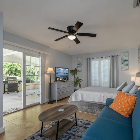 Cozy, Close to downtown Lake View home.