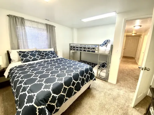 Lovely Basement Suite-2 bedrooms/1 bath with FULL kitchen and laundry!!! - Homestays
