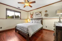 Immaculate modern home with stunning views nestled into a beautiful valley. - Jacuzzi