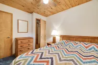 Pocono Chalet-Style Cabin in Arrowhead Lake! Community Fees Included! - 샬레 호텔