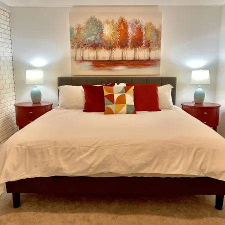 Walk to ND-Dogs Welcome-Sleeps 14-Family Paradise-Fire Pit-Swing Set-Fenced Yard