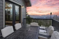 Gorgeous mountain getaway - VIEWS - HotTub - Private - Wildlife - Close to town - Stuga