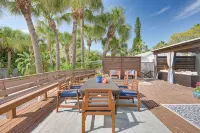 Large 3/3 pet friendly house across the street from the beach. - 4 ดาว