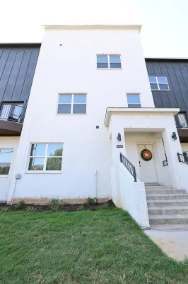 Cowboy's Condo/ Steps to Stadium - 4-Star
