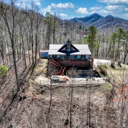 Quiet Mountain-Top Cabin, Gorgeous Views of Great Smoky Mountains with Hot Tub