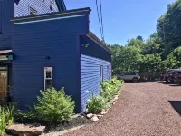 Upscale King Suite with Purple Mattress and reserved off-street parking - Wifi