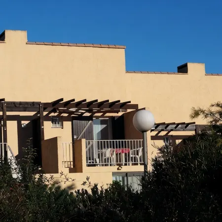 Charming T1 completely renovated, with large terrace, in the heart of Giens.