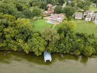 Lake estate on Old Hickory with pool and hot tub, convenient to Nashville - 4-Star