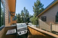NEWLY RENOVATED Basecamp for Outdoor Adventures w/ BBQ, Shared Hot Tub & Pool - balcony