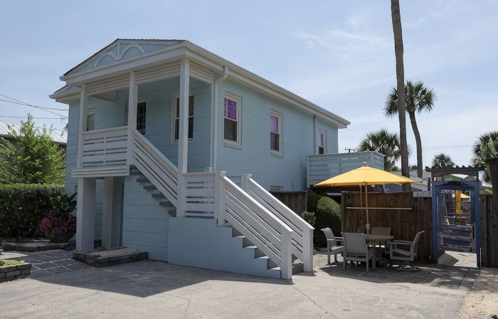 Nautical-themed Studio less than a block to sea, sun and fun!