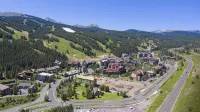 Cozy ski in , heated pool, on golf course, mtn view, tubing, king bed, garage - 2-Star