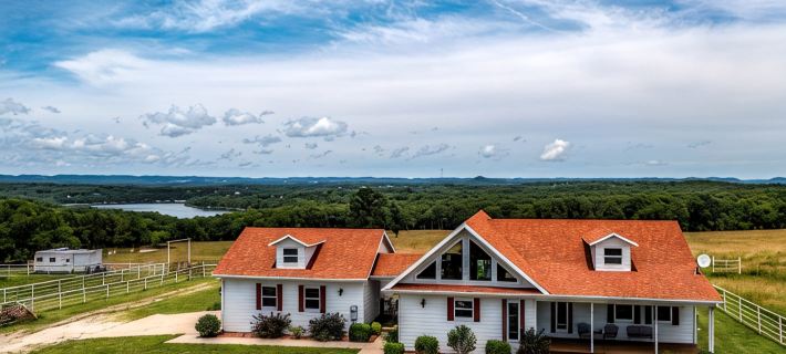 Lake view house with expansive views, fireplace, walk in showers, Ember mugs. Hotels in Barry County