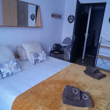 In the heart of Meze, apartment 2 BEDROOMS, AIR CONDITIONED, sleeps 4.