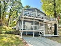 Honey Creek Getaway Waterfront Cottage - Close to town & Boat Ramp! Sleeps 10+ - 3-Star