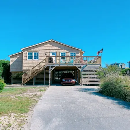Delightful Oceanside Home Steps to Tranquil Beach: Soak up the Sun and Seabreeze