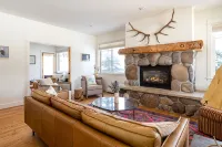Big Sky Escape - Spacious Home with Hot Tub - Boutique