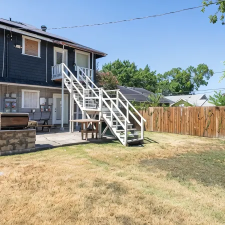 6 bedroom spacious living near downtown