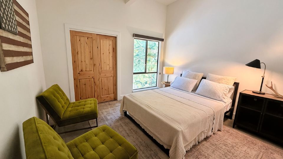 Walk to Town and Hikes and 10 Minutes to Ski Slopes Beautiful Tahoe Getaway