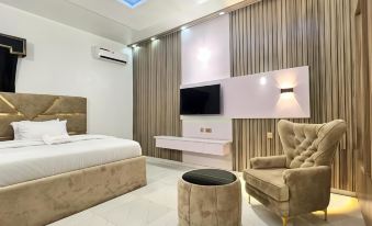 Clique Court Hotel & Suite