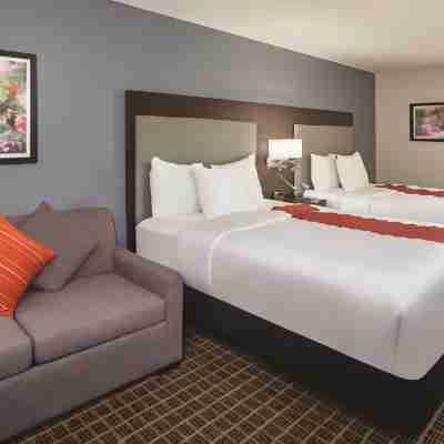 La Quinta Inn & Suites by Wyndham Rockford Rooms