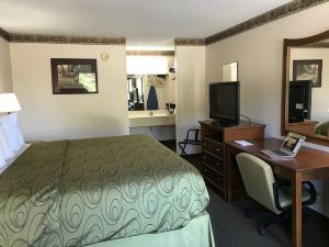 Clairmont Inn & Suites - Warren