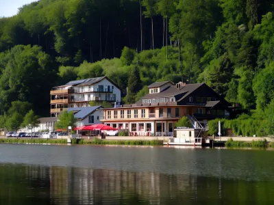 Roter Kater & Graue Katze Hotels in Staufenberg