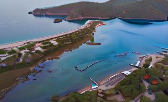 Green Pine Beach & Bungalows