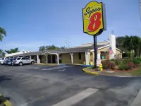 Super 8 by Wyndham Lantana West Palm Beach فنادق في Manalapan