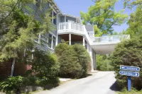 Highland Lake Inn & Resort - Flat Rock Hotels in Flat Rock