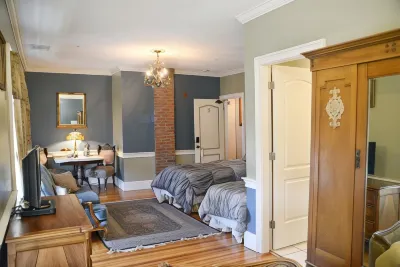 Naomi's Inn Bed & Breakfast Отели рядом с достопримечательностью «Zoo in Forest Park»