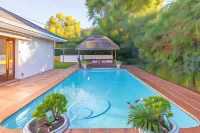 1 on Ross - Swimmingpools