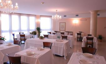 Pilgrim's Hotel - Housity