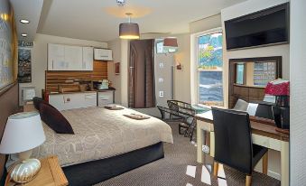 Riverside Hotel