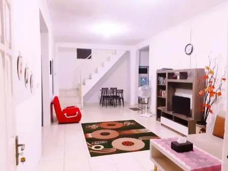 Swanfamily Homestay Отели в г. Mantrijeron