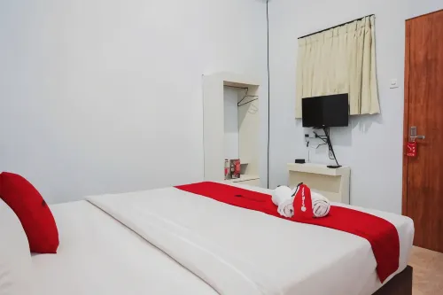 RedDoorz Near Velodrome Malang 2 Hotels in Kedungkandang