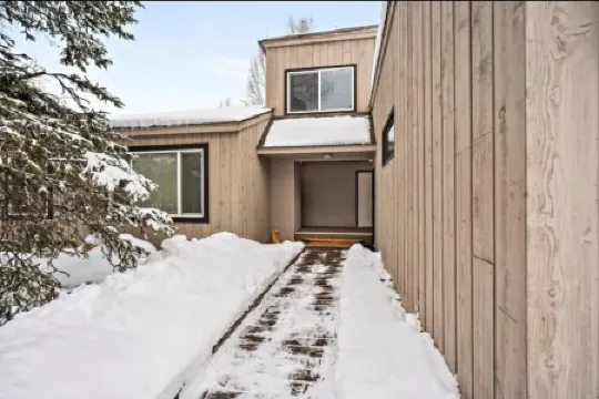 Peaceful Retreat w/Mountain Views