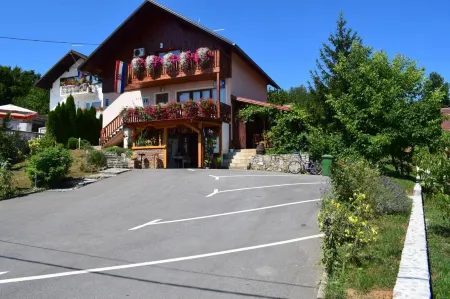 Apartments Kristic Отели в г. Селиште Дрежничко