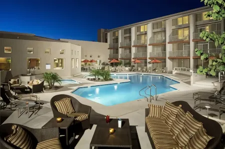 Wyndham Phoenix Airport/Tempe Отели рядом с достопримечательностью «Адельфи Коммонс»