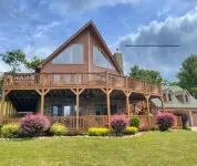 Epic Mountain Views, Hot Tub and Privacy at Harvest Moon Lodge and Retreat!