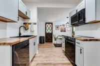 Charming 2 bedroom house, 1 mile from U of O and 7 minute walk to DT Eugene.