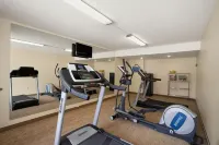 Days Inn by Wyndham Frederick - Gym