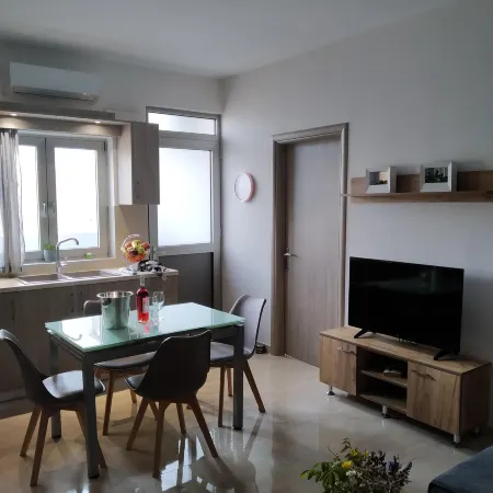 Fotaki's Home - Comfortable Newbuilt 2 Bedroom Home, 20 Meters from the Sea Отели рядом с достопримечательностью «Пляж Кардамена»