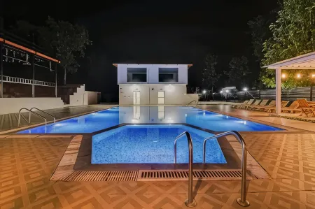 Reva Resorts & Holiday Homes Отели в г. Читур