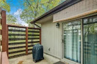 Chic Getaway with Spacious Living and BBQ Area - Elegant Sanctuary Hotels in Bella Vista