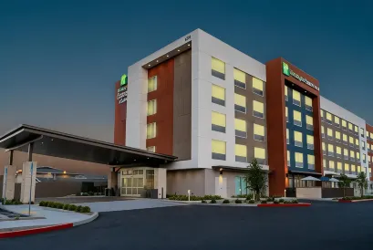 Holiday Inn Express & Suites Las Vegas - E Tropicana
