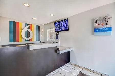 密西西比海泉 6 號開放式客房飯店