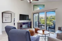 Golf course views with pool access, balcony & grill - prime location