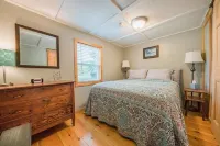 Super Clean, Pet Friendly Cottage! 3 Bedroom! NO EXTRA FEES!!